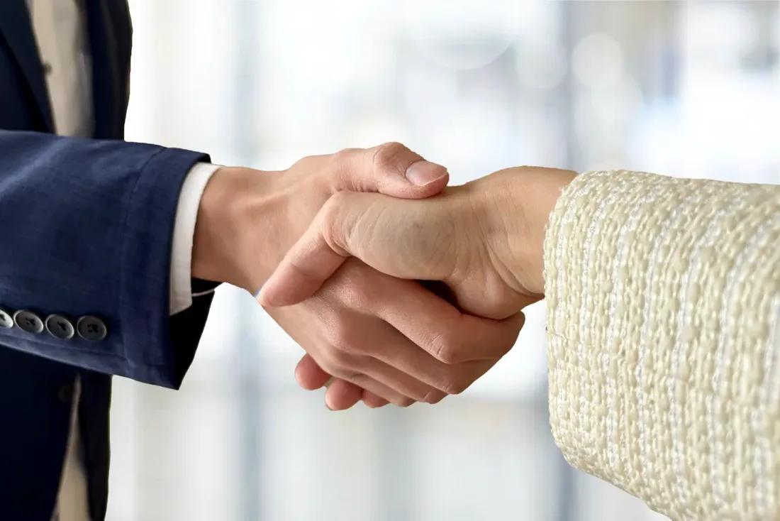 事業者様との握手